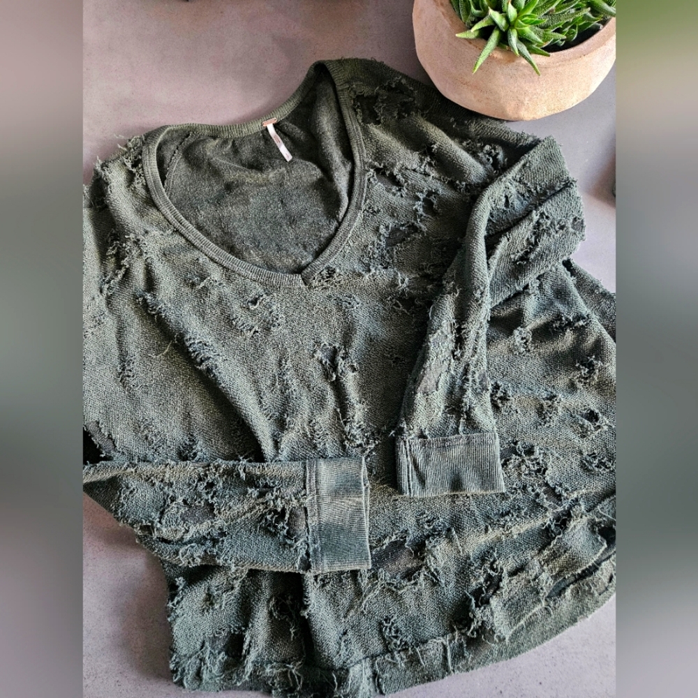 Free People distressed dark green top. Sz Small